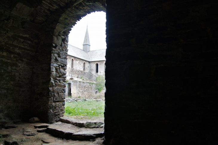 Porte du réfectoire des Convers donnant sur le cloître. Abbaye de Clermont. - Olivet