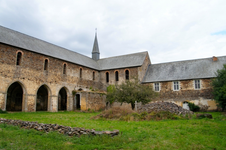 Du cloître, abbaye de Clermont. - Olivet