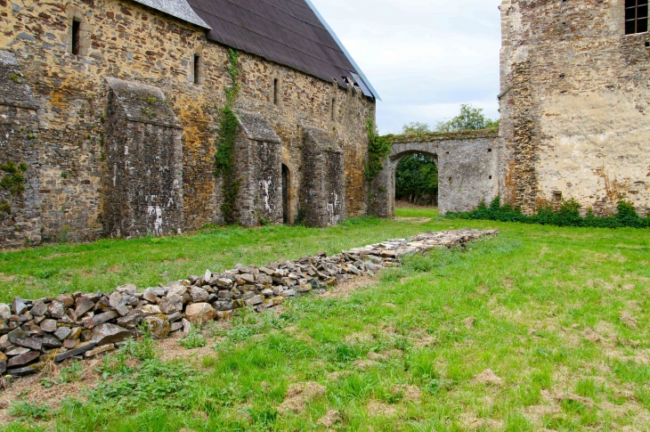 Du cloître, les contreforts du cellier des convers. Abbaye de Clermont. - Olivet