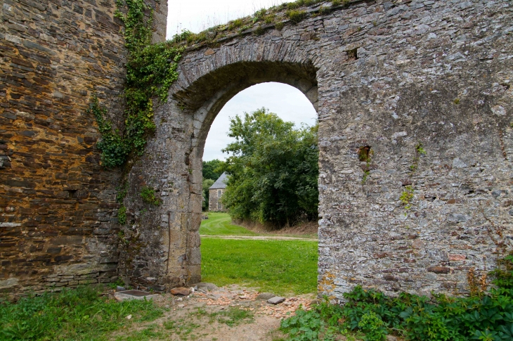 Le porche de la sortie du cloître. Abbaye de Clermont. - Olivet