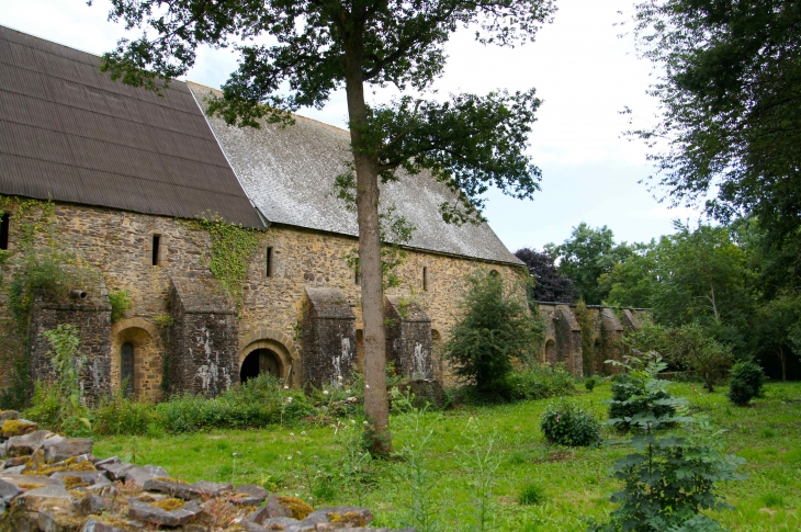 Le Cellier et le réfectoire des Convers. Abbaye de Clermont. - Olivet