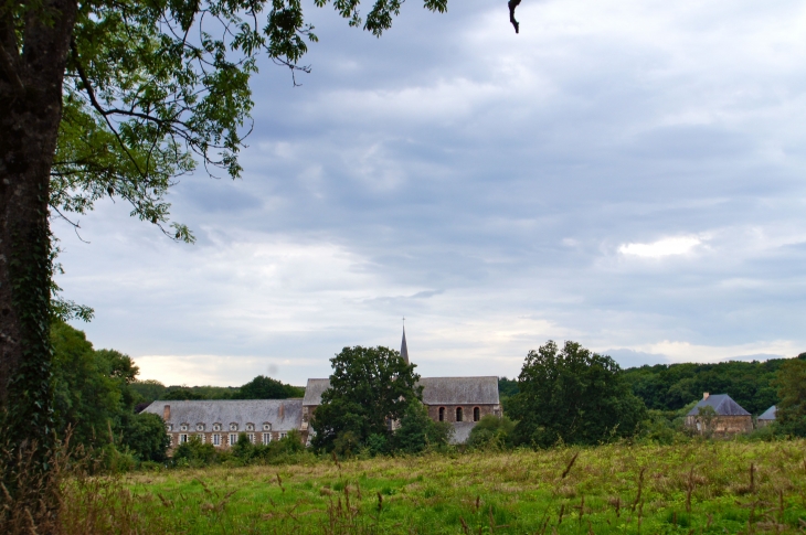 Abbaye de Clermont. Ancienne abbaye fondée par Saint Bernard en 1152 dans un paysage de bois et d'étangs. Modèle très pur d'implantation cistercienne : isolement; silence, ordonnance volontaire et calculée du plan selon la Règle. - Olivet