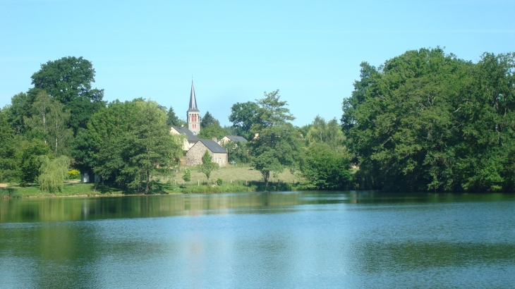 Le clocher se mire dans l'eau - Olivet