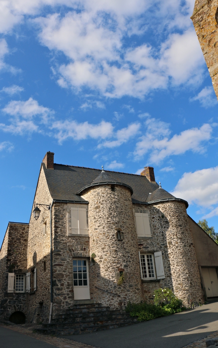 Maison à deux tourelles du XVe siècle - Parné-sur-Roc