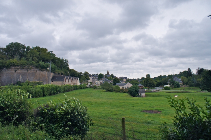 Vue sur le village par le sud - Parné-sur-Roc