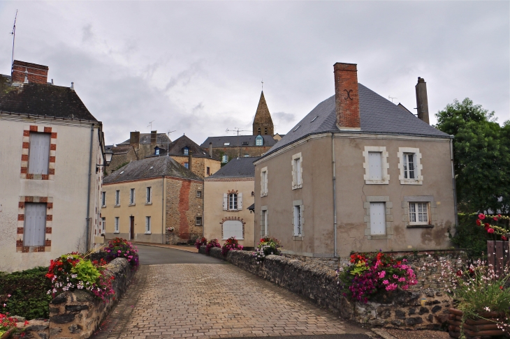 L'entrée du village par l'est - Parné-sur-Roc