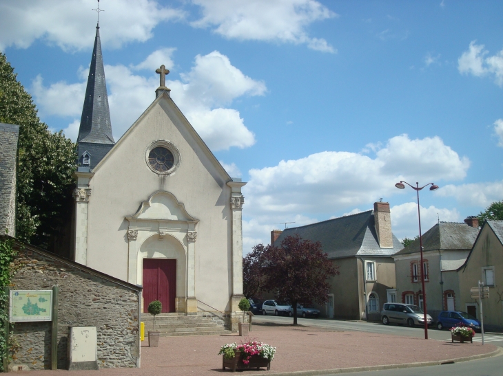 Porte d'entrée de l'église - Peuton