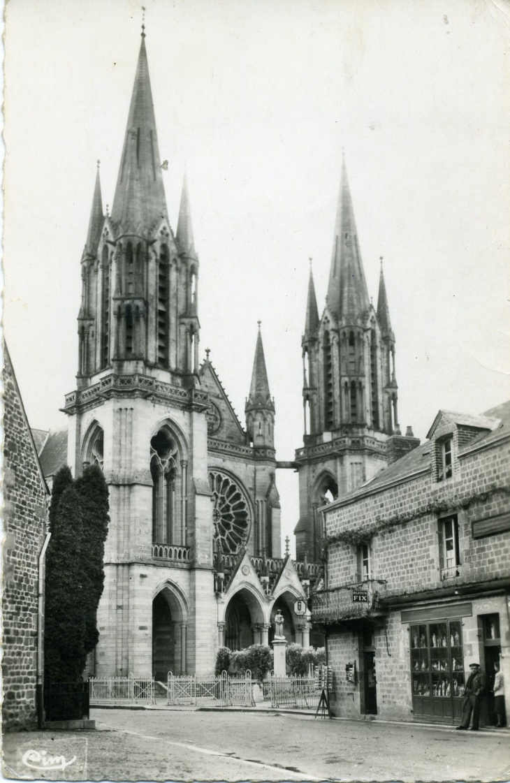 Photo Pontmain  53220  Basilique  carte postale 1965