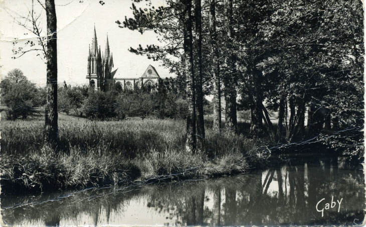 L'étang et la Basilique (carte postale de 1960) - Pontmain