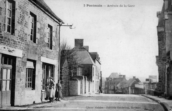 Arrivée de la gare, début XXe siècle (carte postale ancienne). - Pontmain