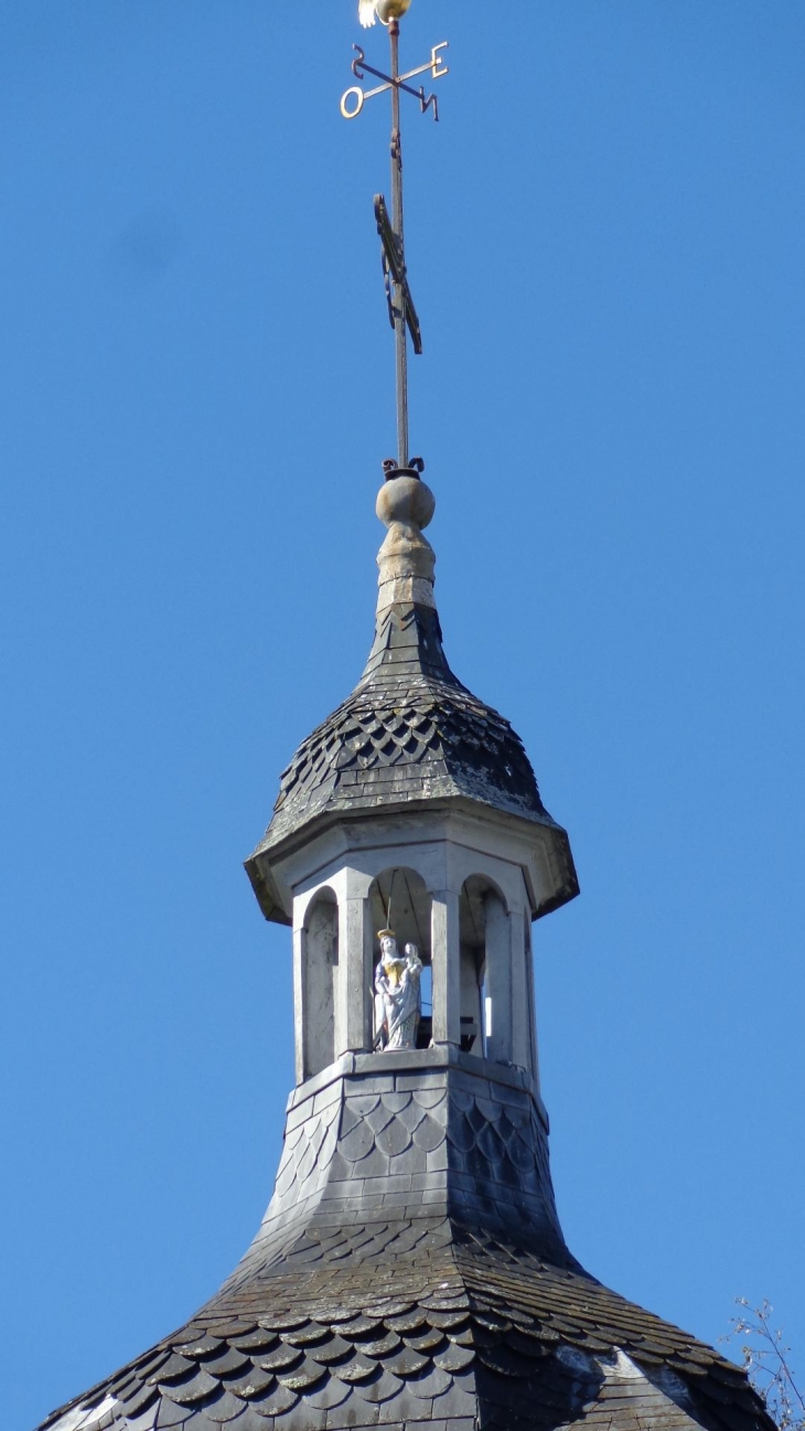 Dans le clocheton, petite vierge souhaitée par le curé des Apparitions, l'abbé Guérin. - Pontmain