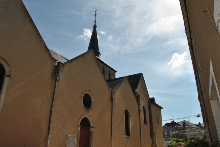 Vue Eglise Quelaines-Saint-Gault