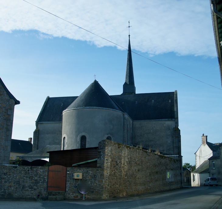 Le chevet de l'église Saint Hippolyte du XIXe siècle. - Sacé