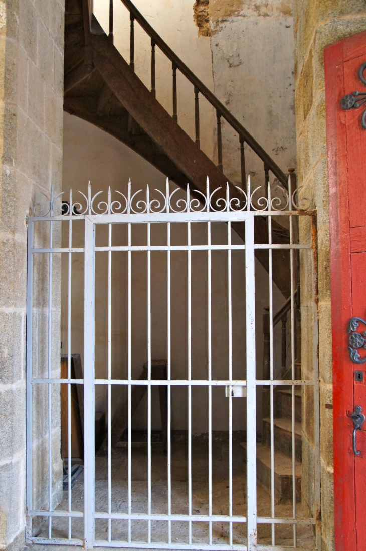 Eglise Saint-Hippolyte : l'escalier qui monte au clocher. - Sacé