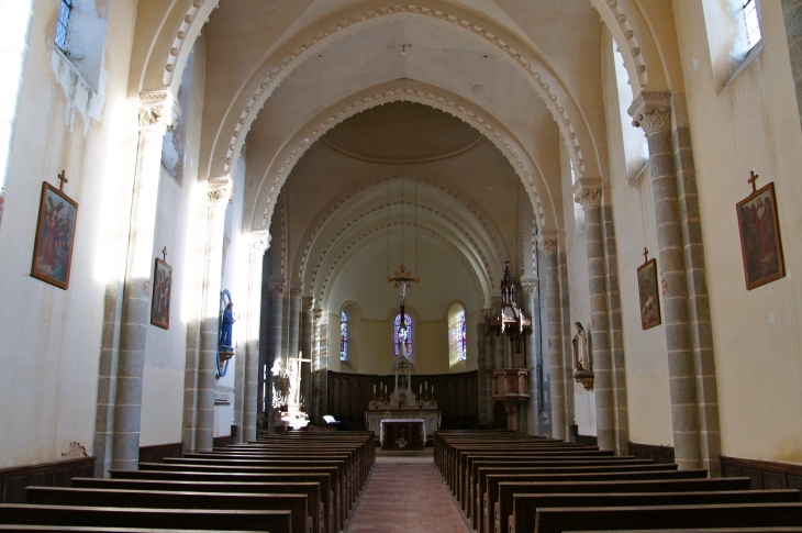 Eglise Saint Hippolyte : la nef vers le choeur. - Sacé