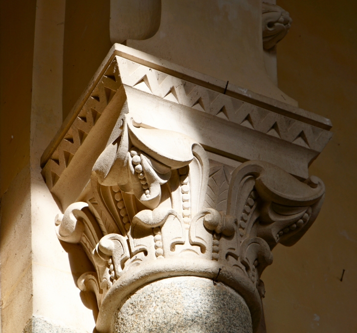 Chapiteau de l'église Saint Hippolyte. - Sacé