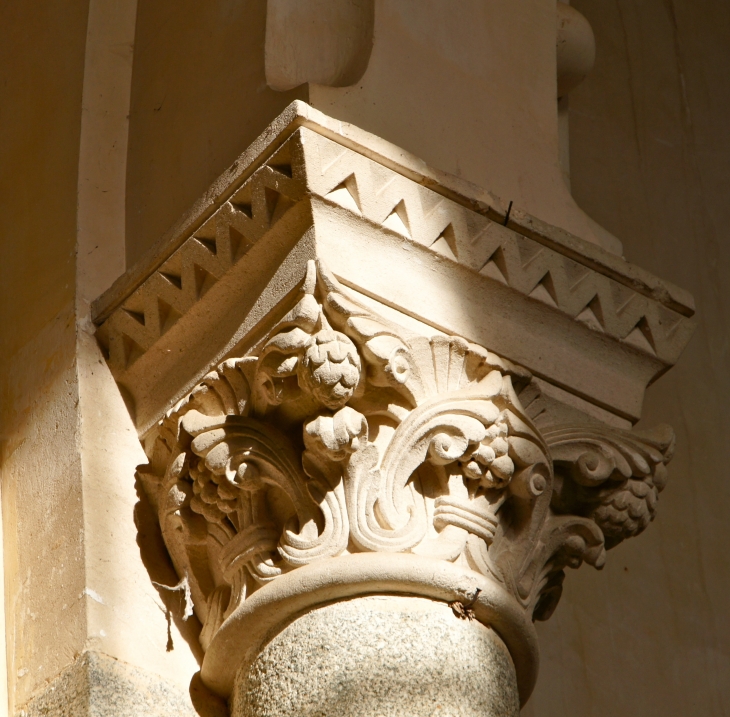 Chapiteau de l'églisse Saint Hippolyte. - Sacé