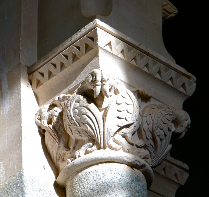 Chapiteau de l'église Saint Hippolyte. - Sacé