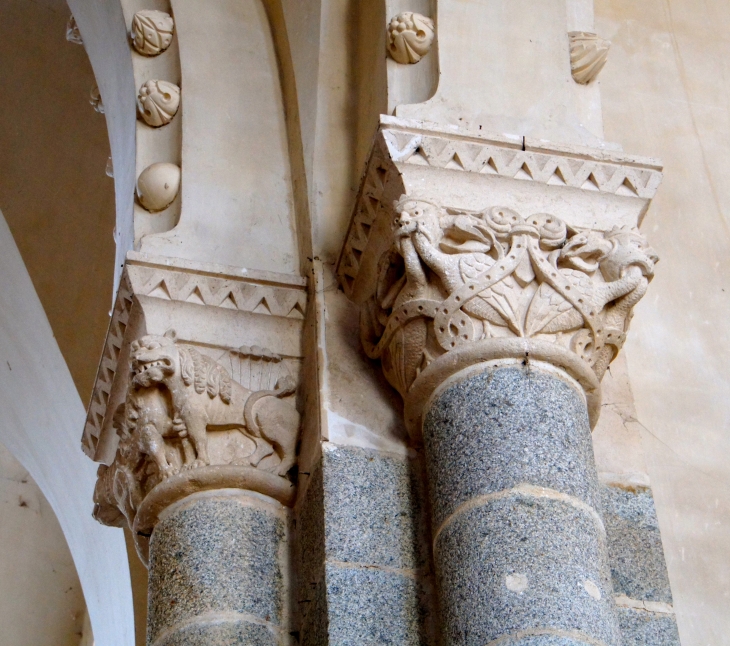 Chapiteaux de l'église Saint Hippolyte. - Sacé