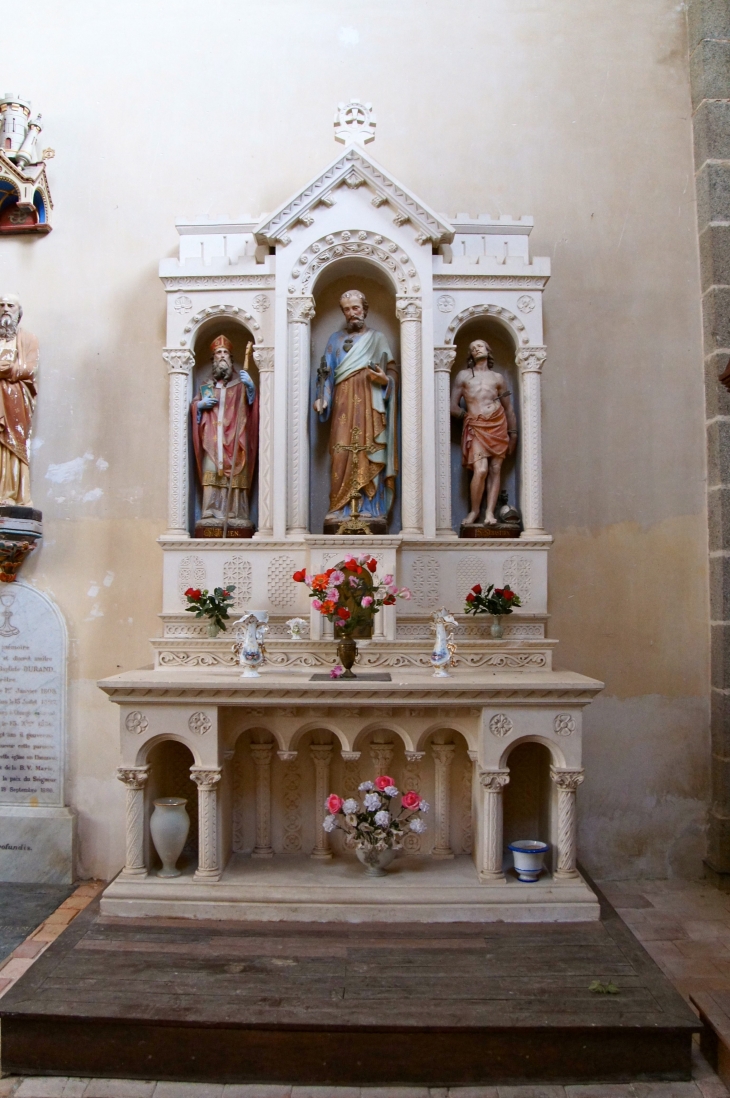 Eglise-saint-hippolyte-autel-dans-le-bras-sud-du-transept - Sacé