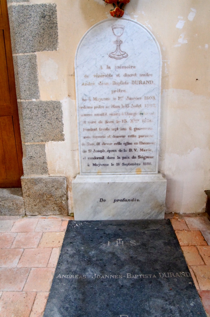 Eglise-saint-hippolyte-bras-transept-sud-tombe-du-cure-andrea-durand - Sacé