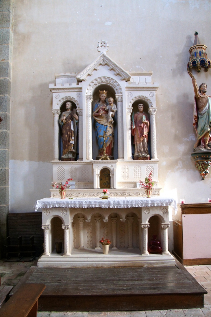 Autel du bras nord du transept : église Saint Hippolyte. - Sacé