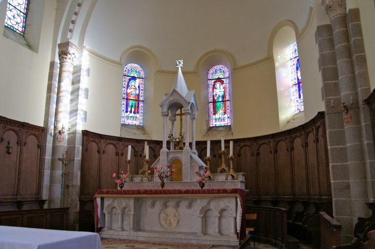 Le choeur de l'église Saint Hippolyte. - Sacé