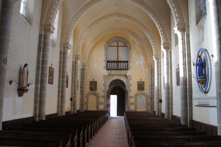 Eglise Saint Hippolyte : la nef vers le portail. - Sacé