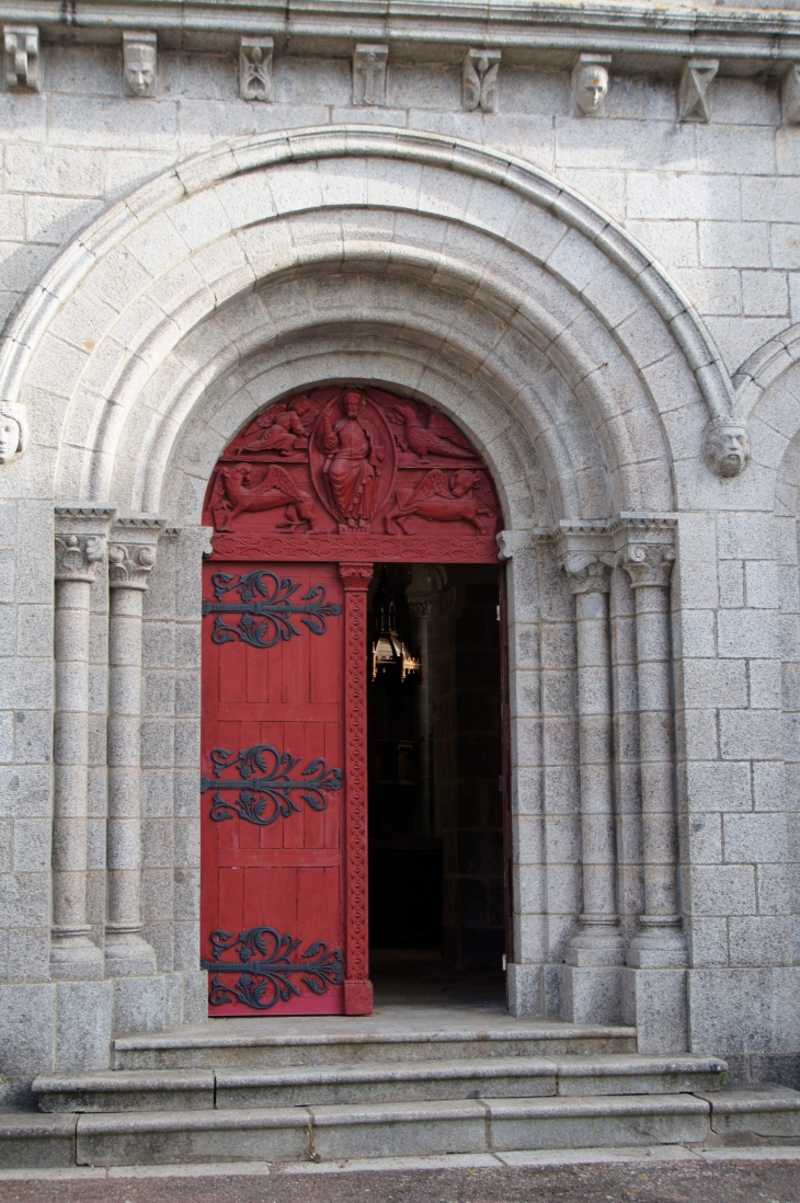 Portail de l'église Saint Hippolyte. - Sacé