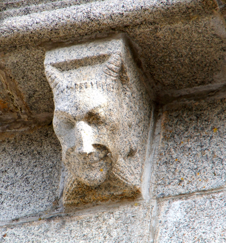 Modillon de l'église Saint Hippolyte. - Sacé