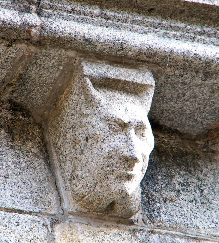 Modillon de l'église Saint Hippolyte. - Sacé