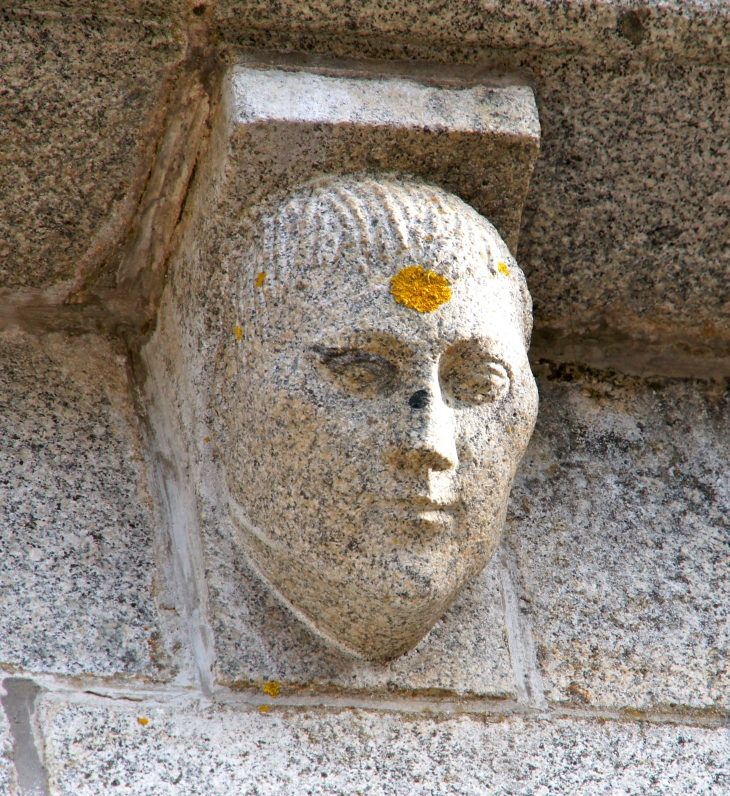 Modillon de l'église Saint Hippolyte. - Sacé