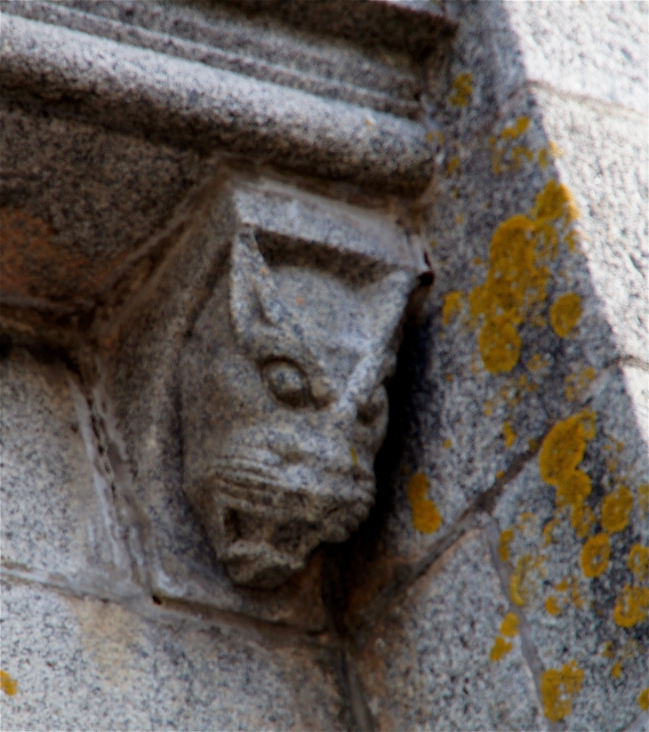 Modillon de l'église Saint Hippolyte. - Sacé