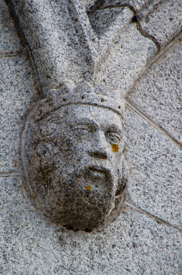 Corbeau du portail de l'église Saint Hippolyte. - Sacé