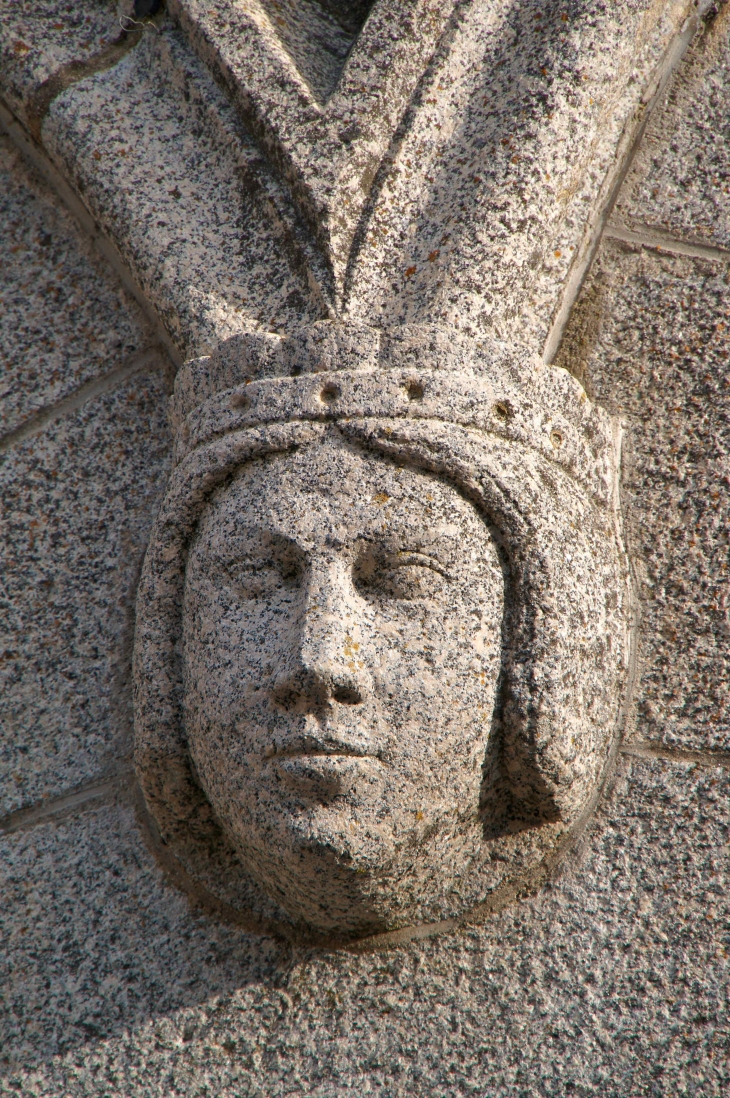 Corbeau du portail de l'église Saint Hippolyte. - Sacé