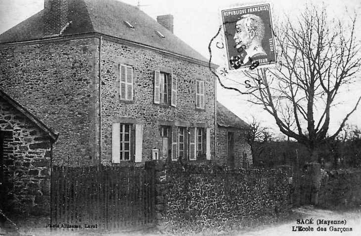 L'école des Garçons, vers 1910 (carte postale ancienne). - Sacé