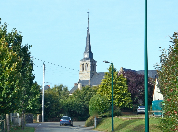 En arrivant par la D250. - Sacé