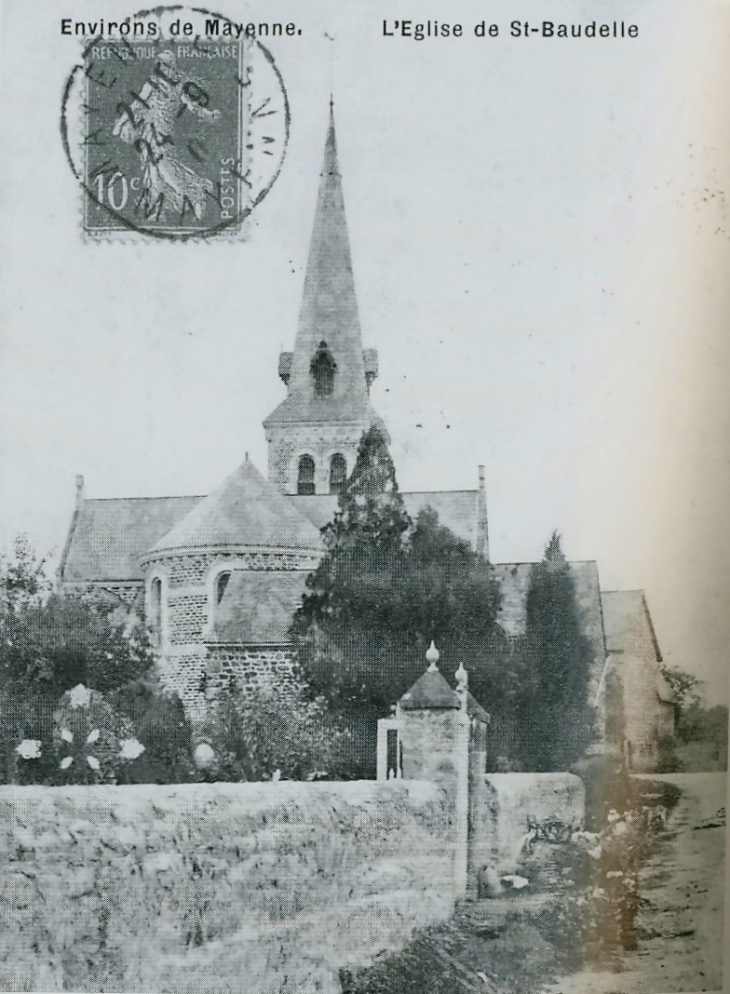 L'église de Saint-Baudelle, début XXe siècle (carte postale ancienne).