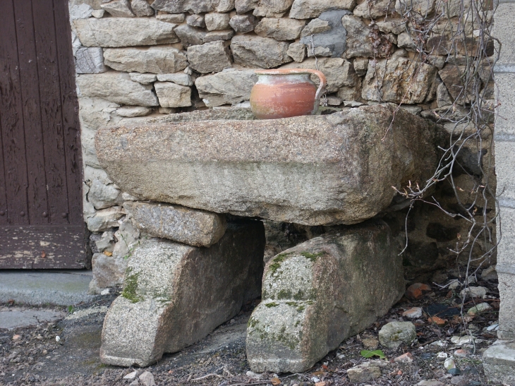 Un évier en granit. - Saint-Baudelle