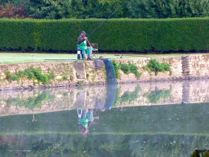 Un pêcheur sur les berges de la Mayenne. - Saint-Baudelle