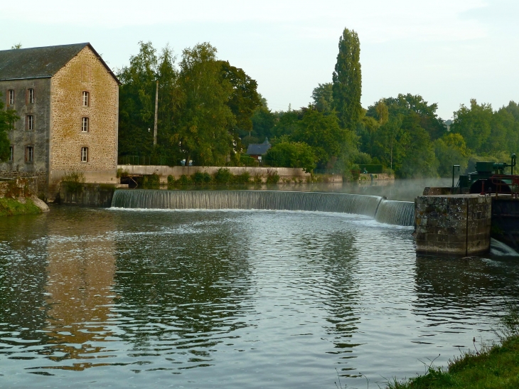 Le Moulin et l'écluse de Saint Baudelle. - Saint-Baudelle