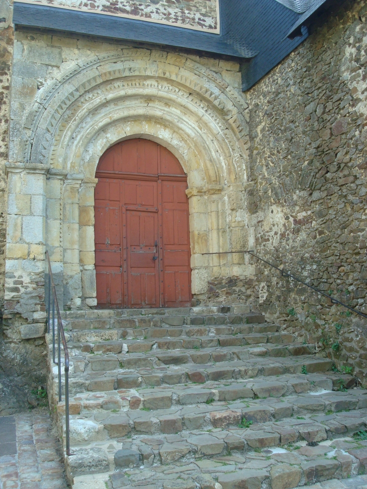 Porche sud.( Epoque romane) - Saint-Denis-d'Anjou