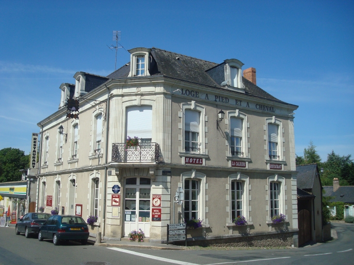 Hôtel-Restaurant; Centre du village - Saint-Denis-d'Anjou