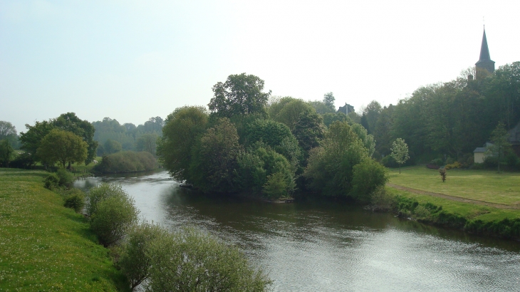 Le clocher se mire dans l'eau - Saint-Fraimbault-de-Prières