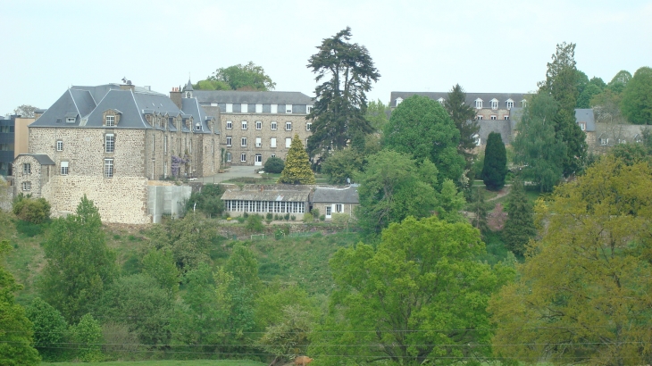 Ancien château de l'Isle-du-Gast - Saint-Fraimbault-de-Prières