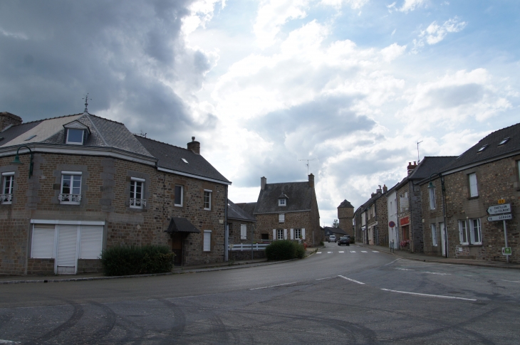 Le carrefour de l'église. - Saint-Georges-Buttavent