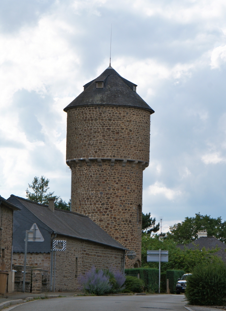 Le-chateau-d-eau du XXe siècle. - Saint-Georges-Buttavent