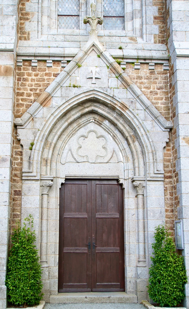 Portail de l'église Saint Georges. - Saint-Georges-Buttavent