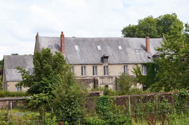 Fontaine-Daniel : Bâtiment des Toiles de Mayenne. - Saint-Georges-Buttavent