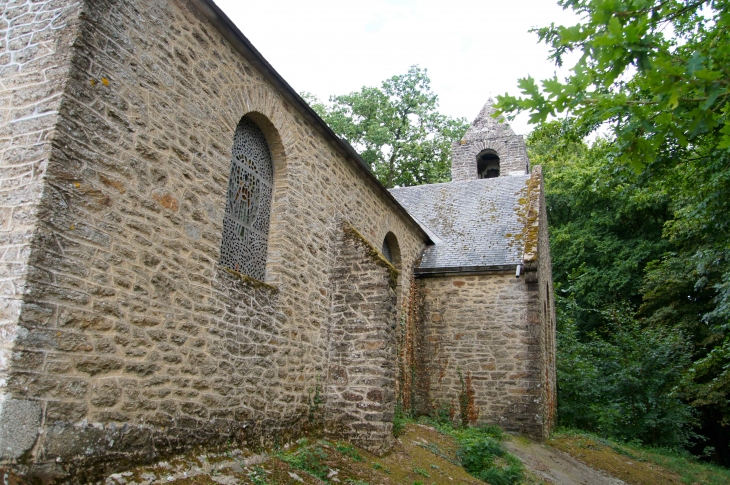 La Chapelle Saint-Michel, construite en 1938-39 : Fontaine-Daniel. - Saint-Georges-Buttavent